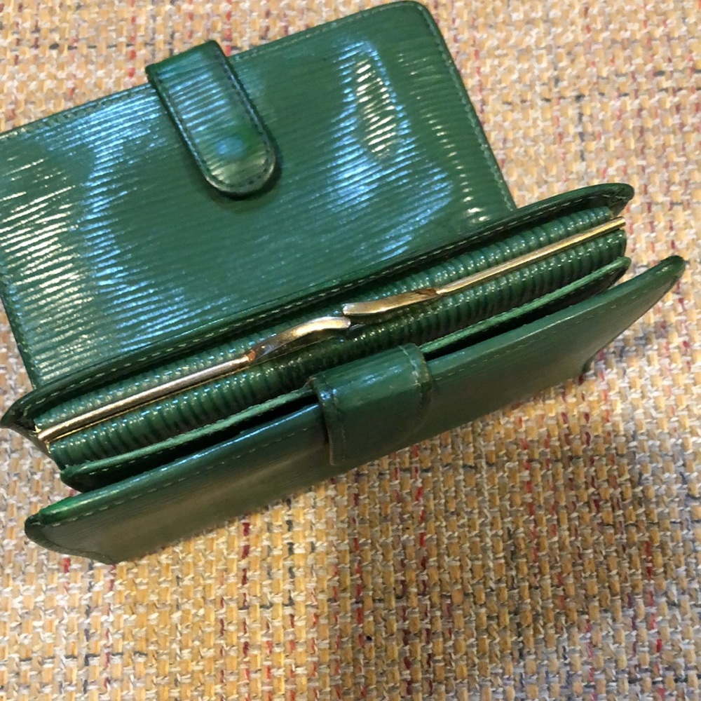 LOUIS VUITTON Green EPI Kiss Lock Wallet Porte Monnaie Viennois MI0966 - Picture 10 of 17
